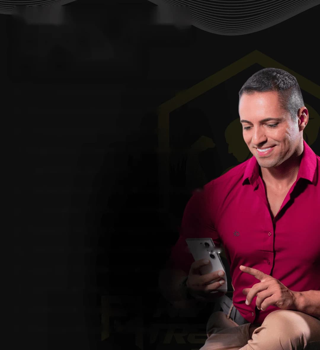 Fabricio Moura sorrindo, de camisa vinho, segurando o celular